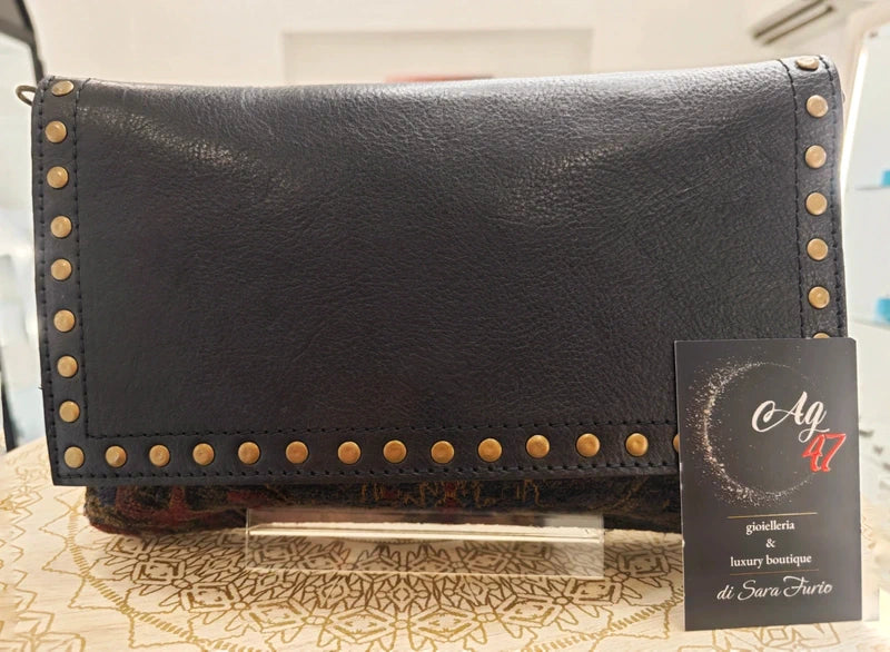 Mini Pochette Artigianale in Pelle e tessuto pregiato: L’Essenza dello Chic Nomade