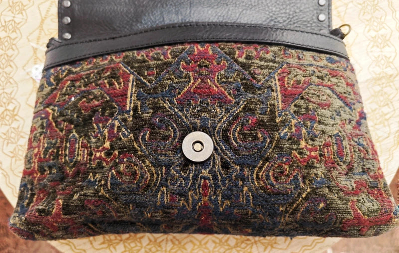 Mini Pochette Artigianale in Pelle e tessuto pregiato: L’Essenza dello Chic Nomade