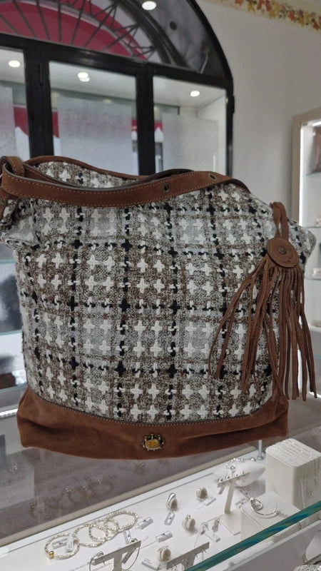 Shopper in pelle e tweed marrone con frange
