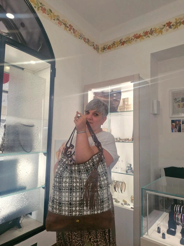 Shopper in pelle e tweed marrone con frange